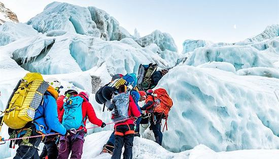 登珠峰是一回充满未知、忙绿致使死一火的旅程。（图片开头：范波）