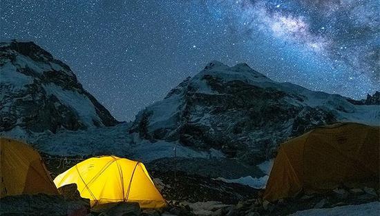 登顶途中的夜间营地。（图片开头：范波）