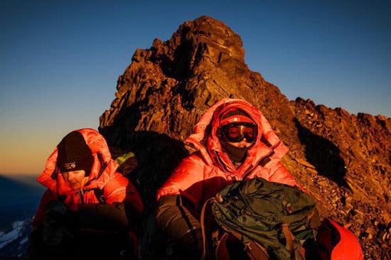 伊莎贝拉和女儿在登山途中休息。