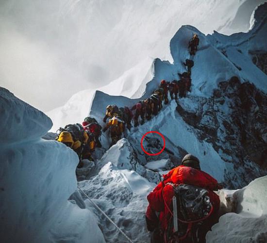 登山者的遗体就露出在行家目前。